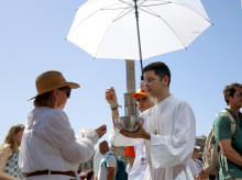espana/madrid/20260607/millon-personas-hacen-frente-calor-disfrutan-santa-misa-cibeles-historico_426046