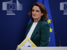 sociedad/20260609/bruselas-da-paso-guerra-meta-le-obliga-permitir-acceso-competencia-whatsapp_426917