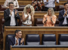 espana/20260625/sanchez-sonrie-aplaude-mismo-entre-gritos-dimision-perder-votacion-pide-someta-cuestion-confianza_432640