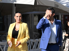 gente/20260630/sarah-santaolalla-javier-ruiz-pareja-sanchista-tve-pasean-amor-teatro-real_434113
