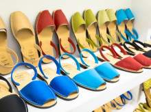 espana/baleares/20260820/abarca-menorquina-invento-campesinos-enamoro-loewe-icono-slow-fashion_435396