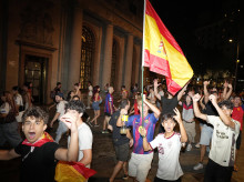 espana/comunidad-valenciana/20260804/le-abrazan-durante-gol-ferran-torres-le-roban-movil-le-clavan-botella-rota-paterna_446851