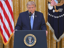 internacional/20260725/trump-ordena-colocar-advertencia-sesgo-ideologico-museo-historia-eeuu_443537