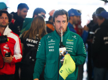 gente/20260728/fernando-alonso-deja-ver-primera-vez-publico-bebe-brazos-box-aston-martin_444426