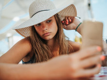 salud-y-bienestar/bienestar/20260805/sol-cura-acne-agua-mar-hace-milagros-cuatro-falsos-mitos-verano-sobre-piel_444901