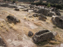 espana/castilla-la-mancha/20260816/aldea-muerta-toledo-donde-cien-tumbas-rodean-castillo-solitario_445422