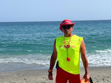 espana/andalucia/malaga/20260802/socorrista-72-anos-triatleta-vigila-playas-9-horas-pueblo-malaga_445567
