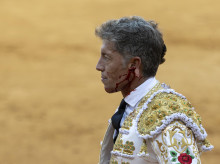 gente/20260803/manuel-escribano-pierde-lobulo-oreja-cogida-ante-mirada-novia-laura-sanchez-tendido_446228