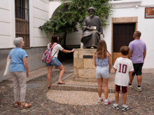 espana/la-voz-de-cordoba/cultura/20260803/sadeco-elimina-este-lunes-pintada-aparecida-sabado-monumento-maimonides_446328