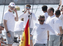 espana/casa-real/20260804/rey-rinde-emotivo-homenaje-antes-hacerse-mar-dos-companeros-regatistas-olimpicos-fallecidos_446512