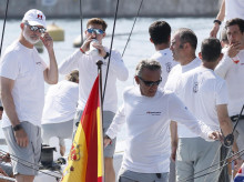 espana/casa-real/20260804/rey-rinde-emotivo-homenaje-antes-hacerse-mar-dos-companeros-regatistas-olimpicos-fallecidos_446512