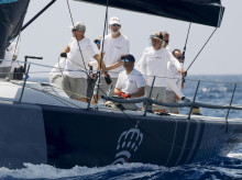 espana/casa-real/20260804/mar-da-pequena-compensacion-rey-velero-ganando-primer-dia-copa-rey-mapfre_446771
