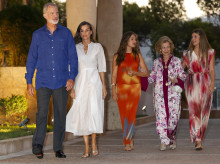 gente/20260804/nuevo-vestido-blanco-reina-letizia-explosion-color-tiedye-leonor-sofia_446859