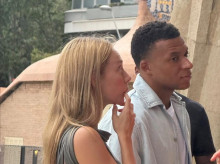 gente/20260805/mbappe-ester-exposito-disfrutan-barcelona-visita-cultural-sagrada-familia_446980