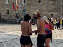 espana/galicia/20260806/vecino-santiago-indignado-peregrinos-estoy-cansado-verlos-despelotarse-obradoiro_447468