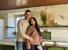 espana/galicia/20260808/compra-4-casas-reformar-aclara-vive-ella-familia-aldea-gallega-10-habitantes_447890