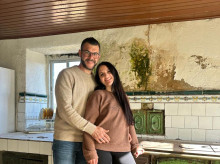 espana/galicia/20260808/compra-4-casas-reformar-aclara-vive-ella-familia-aldea-gallega-10-habitantes_447890