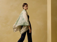 estilo-vida/moda/20260811/curiosa-historia-chal-toca-accesorio-temporada_448315