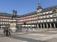 espana/madrid/20260816/asi-afrontan-canicula-agosto-hosteleros-plaza-mayor-madrid-calor-pica-mucho_449539
