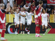 deportes/20260815/dos-penaltis-le-dan-vuelta-marcador-primera-victoria-sevilla-primera-jornada-liga_449737