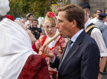 gente/20260816/almeida-bailando-chotis-otras-imagenes-curiosas-virgen-paloma_449775