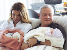 gente/20260817/rania-jordania-abdala-ii-posan-nietas-gemelas-recien-nacidas_450147