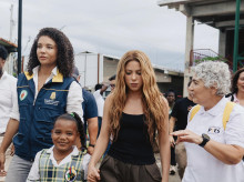 gente/20260818/imagenes-emotivas-vista-shakira-barrios-arrasados-terremoto-colombia_450208