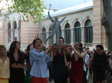cultura/20260818/izquierda-procesiona-estatua-lorca-madrid-peregrinacion-laica_450212