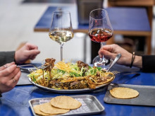 estilo-vida/restaurantes/20260822/puesto-mercado-rollo-madrid-cocina-viajera-explosion-sabor_450213