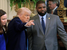 internacional/20260819/byron-donalds-impone-primarias-republicanas-podria-convertirse-primer-gobernador-negro-florida_450558