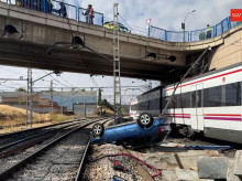 espana/madrid/20260822/coche-cae-vias-tren-entre-humanes-leganes_451442