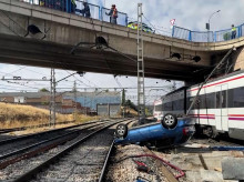 espana/madrid/20260822/coche-cae-vias-tren-entre-humanes-leganes_451442