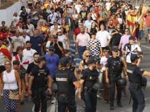 espana/20260826/ceuties-cantan-novio-muerte-pasar-manifestacion-delante-legionarios_452344