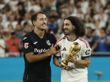 deportes/futbol/la-liga/20260826/bonito-homenaje-bernabeu-cucurella-oyarzabal-ganar-mundial-espana_452581