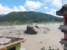 sociedad/20260828/video-muestra-como-aguas-crecida-arrastran-enorme-roca-rio-nepal_452920