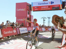 espana/comunidad-valenciana/20260830/toni-perez-entrega-enric-trofeo-ganador-novena-etapa-vuelta-aitana_453586