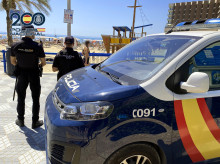 espana/comunidad-valenciana/20260831/cuatro-detenidos-postiguet-sorprendidos-robando-banistas-playa_453680