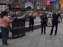 internacional/20260901/policia-nueva-york-abate-tiros-mujer-apunalo-dos-personas-times-square_453978