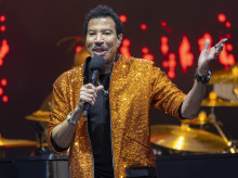 cultura/20260901/lionel-richie-ingresa-voluntariamente-cuidados-intensivos-someterse-pruebas_454110