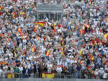 espana/castilla-y-leon/20260902/gritos-pedro-sanchez-dimision-protagonizan-salamanca-multitudinaria-manifestacion-favor-ceuta_454800