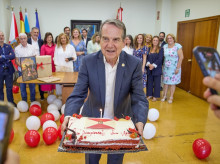 espana/galicia/20260903/abel-caballero-celebra-80-cumpleanos-ayuntamiento-globos-tarta-poster-dinoseto-vigo_454848