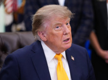 internacional/20260909/trump-regala-45000-dolares-efectivo-tres-asesoras-cercanas_456753