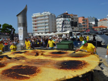 espana/galicia/20260905/sangenjo-reparte-10000-raciones-sola-tortilla-grande-mundo_455717