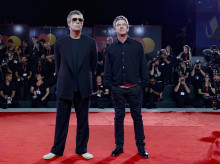 cultura/20260906/gallagher-hacen-rogar-aparecen-sorpresa-venecia-presentar-documental-oasis_455786