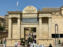 espana/la-voz-de-cordoba/cultura/20260908/significa-bandera-izada-puerta-puente-cordoba_456689