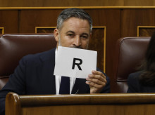 espana/20260909/abascal-muestra-sanchez-cartel-palabra-traidor-cuando-el-estaba-presumiendo-no-tener-amo_456781