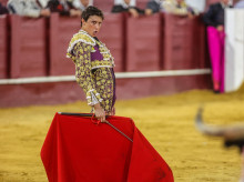 gente/20260910/roca-rey-sufre-espectacular-cogida-san-martin-valdeiglesias-tana-rivera-pone-grito-cielo_457265