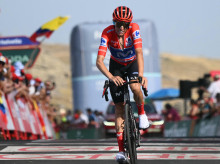 deportes/20260912/enric-contiene-ataques-conquista-primera-vuelta-espana-gran-dia-mikel-landa_458114
