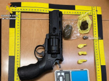 espana/galicia/20260914/cocaina-hachis-revolver-detenido-joven-18-anos-durante-fiestas-barco_458529