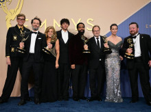 cine-tv-series/20260915/maldicion-widows-bay-reina-emmy-marcados-homenajes-dolly-parton-rob-reiner_458764